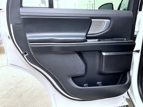 Used 2025 Ford Expedition Platinum image 23