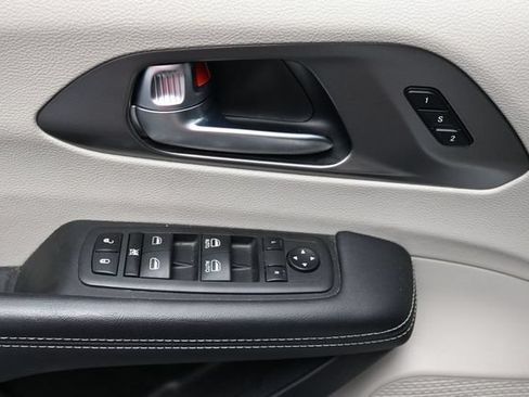 Used 2023 Chrysler Pacifica Touring-L FWD image 18