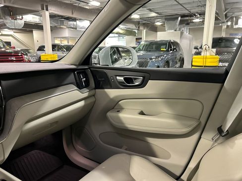 Certified 2023 Volvo XC60 T8 Plus AWD/4WD image 25