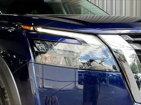 Used 2024 Nissan Pathfinder SV image 30