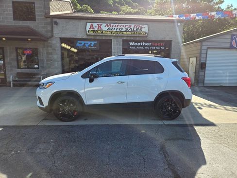 Used 2020 Chevrolet Trax LT w/ Sun & Sound Package AWD/4WD image 4