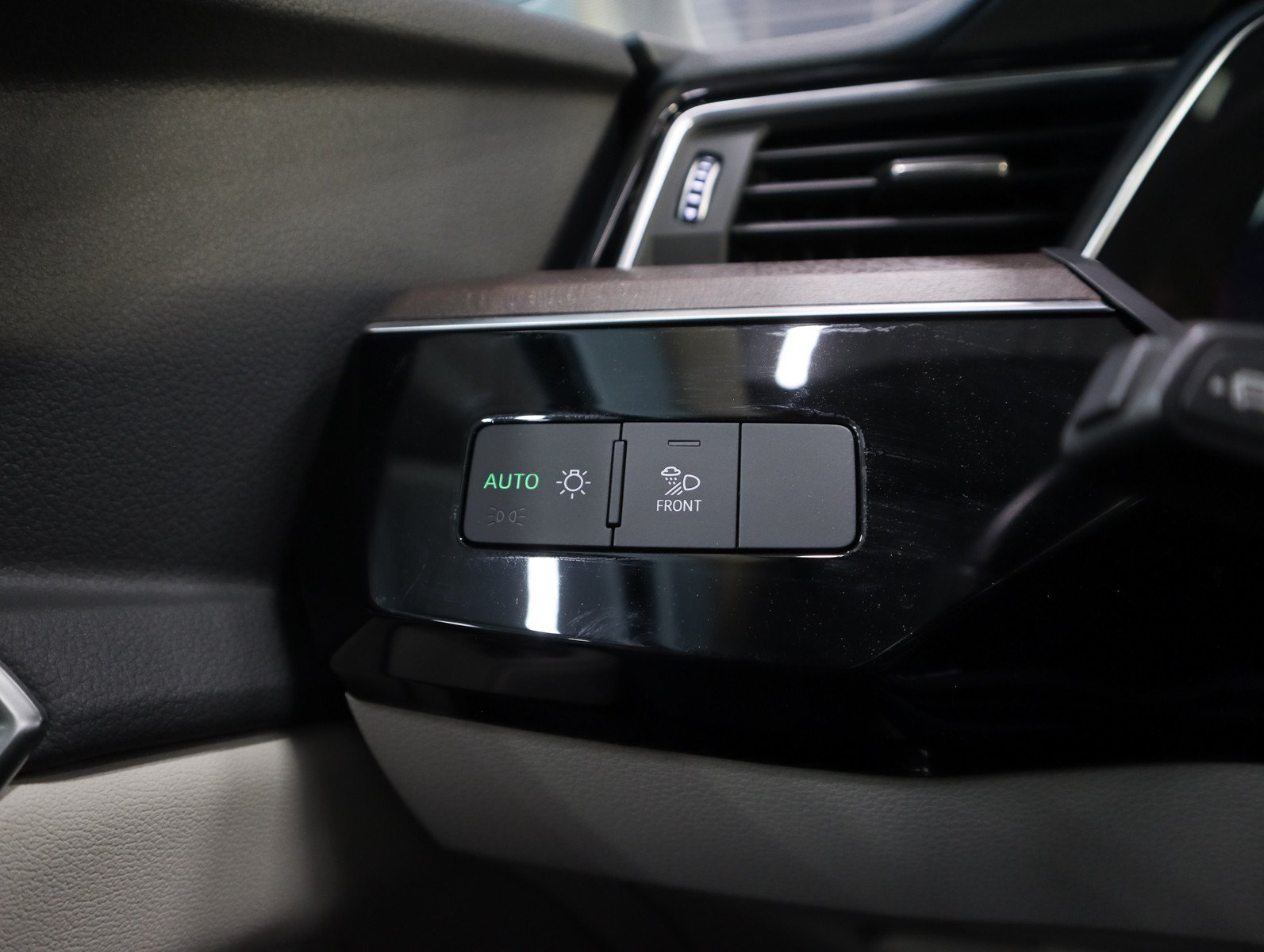 Used 2024 Audi Q8 e-tron Premium AWD/4WD image 26