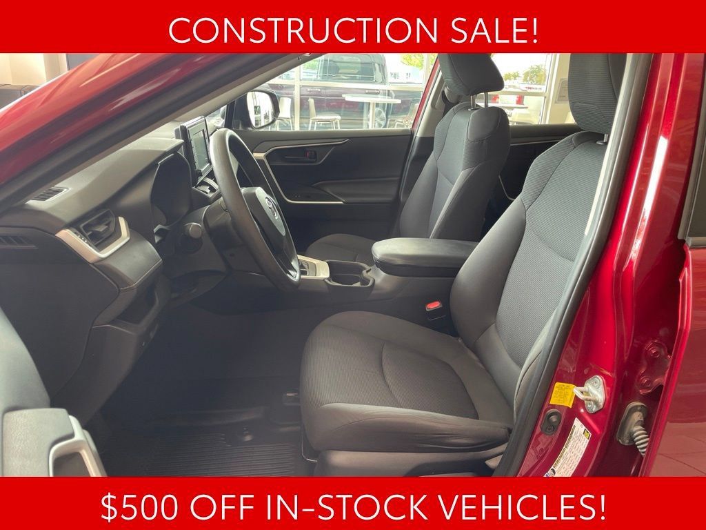 Used 2019 Toyota RAV4 LE AWD/4WD image 8