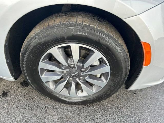 Used 2023 Chrysler Pacifica Touring-L FWD image 59