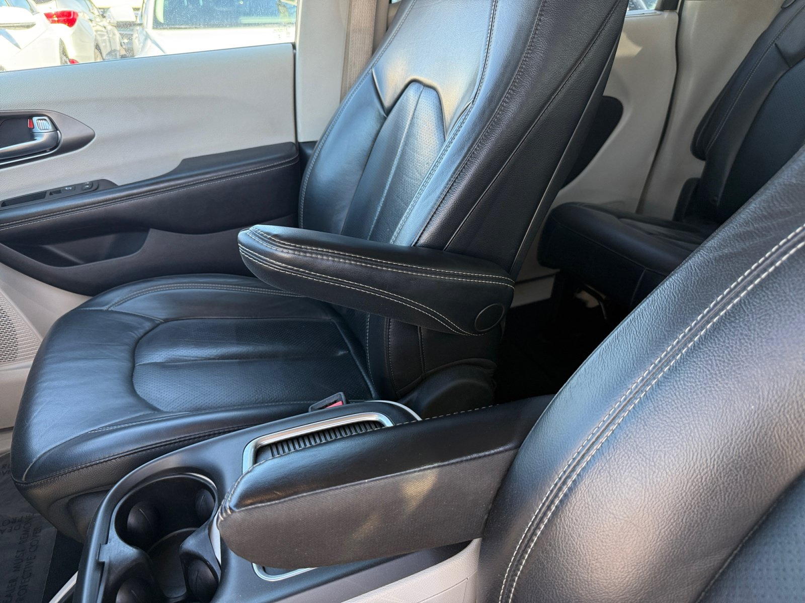 Used 2022 Chrysler Pacifica Touring-L w/ Uconnect Theater Family Group FWD image 14
