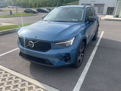 Used 2023 Volvo XC40 B5 Plus w/ Driver Assist Package AWD/4WD image 2