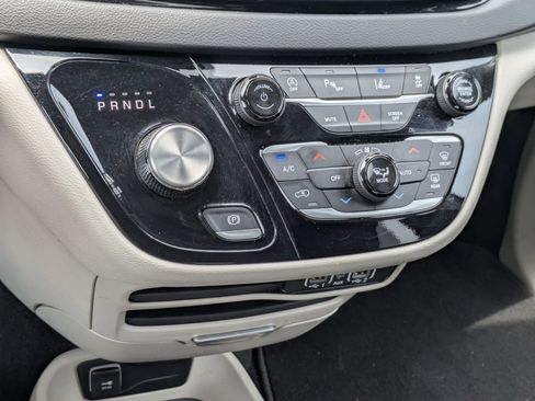 Used 2024 Chrysler Pacifica Touring-L FWD image 20