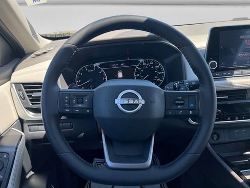 Used 2025 Nissan Rogue SV AWD/4WD image 13