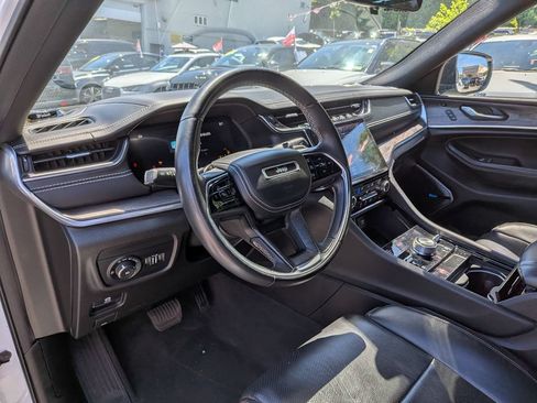 Used 2022 Jeep Grand Cherokee Overland w/ Luxury Tech Group IV AWD/4WD image 15