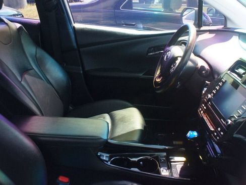Used 2022 Toyota Prius FWD image 2