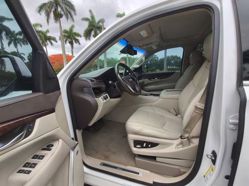 Used 2016 Cadillac Escalade Luxury RWD image 10