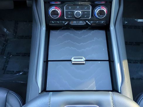 Used 2023 GMC Yukon Denali w/ Advanced Technology Package image 18