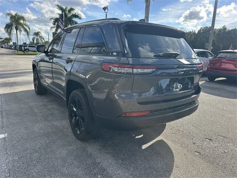 Used 2023 Jeep Grand Cherokee Altitude image 15