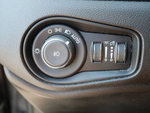 Used 2017 Jeep Renegade Latitude w/ Popular Equipment Group AWD/4WD image 24