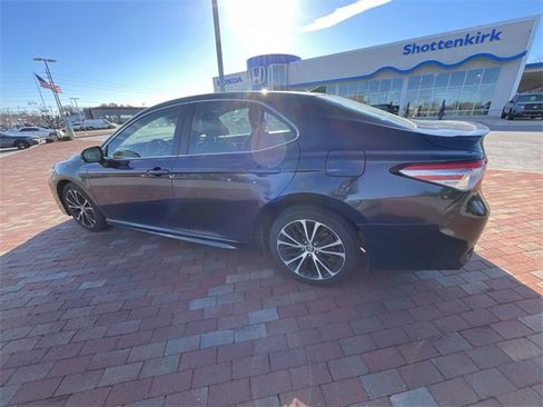 Used 2019 Toyota Camry SE image 11