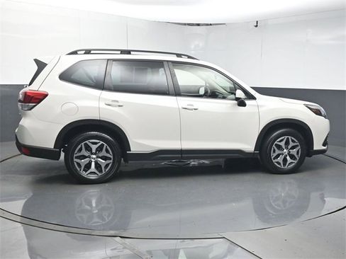 Used 2023 Subaru Forester Premium image 8