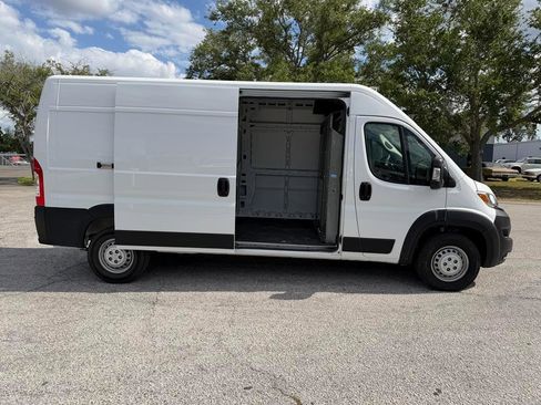 Used 2025 RAM ProMaster 2500 w/ Convenience Group image 11