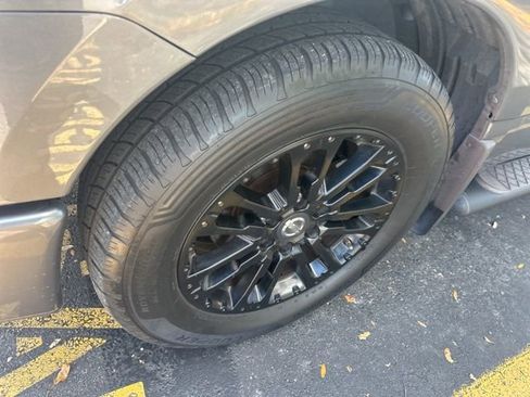 Used 2018 Nissan Titan SV w/ SV Convenience Package image 9