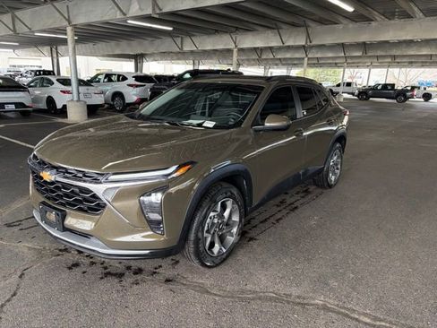 Used 2024 Chevrolet Trax LT w/ Sunroof Package image 1
