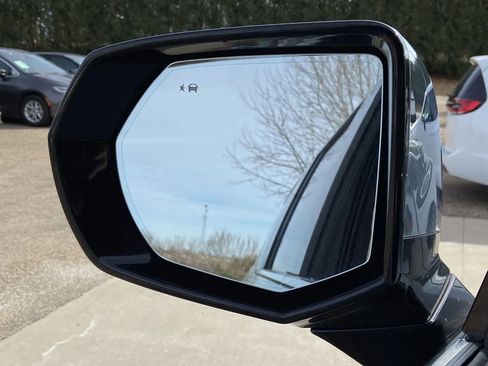 Used 2023 Chevrolet Suburban Premier image 10