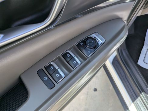 Used 2025 Kia Carnival FWD image 18