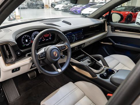 Used 2025 Porsche Cayenne GTS AWD/4WD image 13