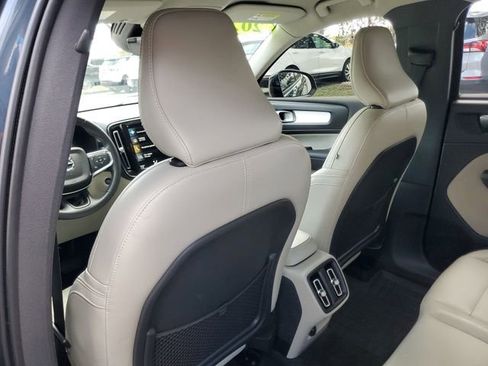 Used 2021 Volvo XC40 T4 Momentum w/ Premium Package image 12