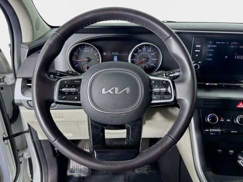 Used 2024 Kia Carnival LX image 12