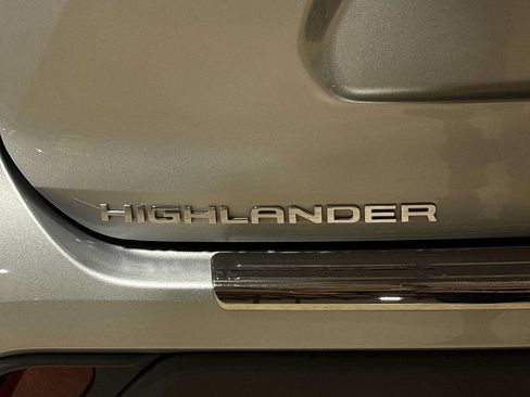 Used 2021 Toyota Highlander XLE AWD/4WD image 27
