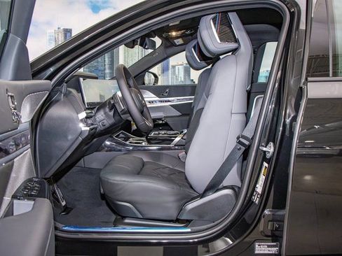 Used 2025 BMW 760i xDrive w/ Premium Package image 20