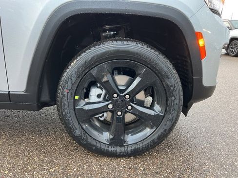 Used 2025 Jeep Grand Cherokee Limited image 5