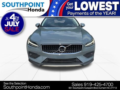 Used 2022 Volvo V60 T5 Cross Country w/ Lounge Package AWD/4WD image 2