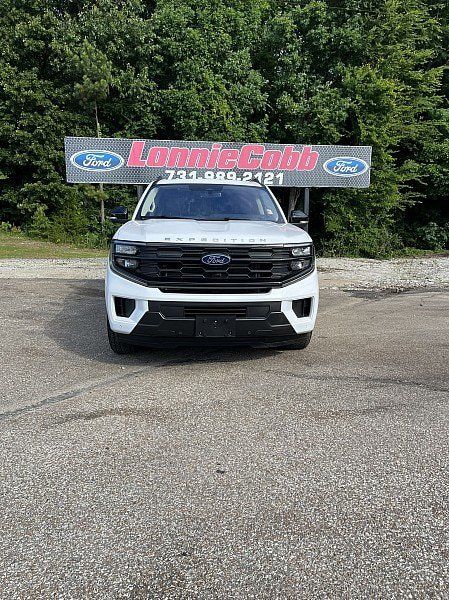 Used 2025 Ford Expedition Active AWD/4WD image 2