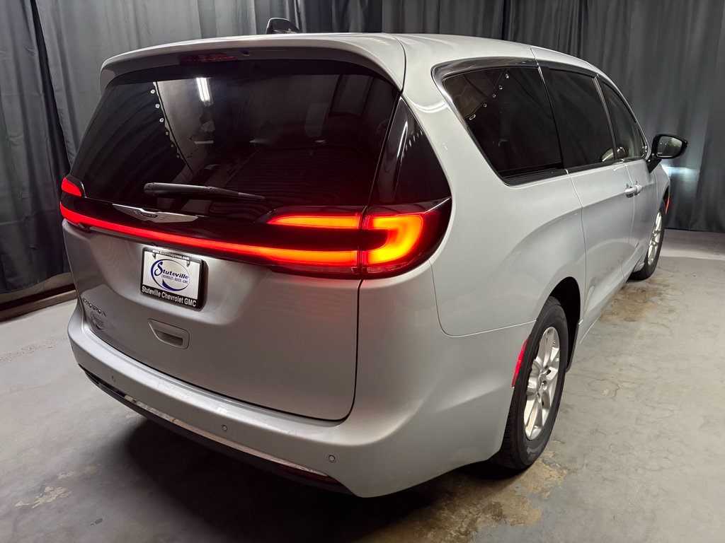 Used 2024 Chrysler Pacifica Touring-L FWD image 5