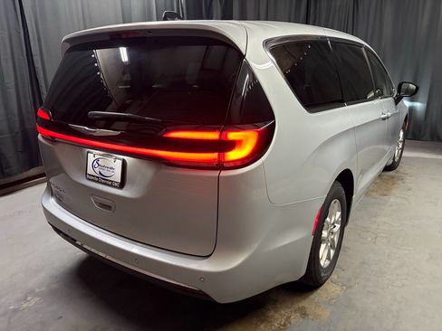 Used 2024 Chrysler Pacifica Touring-L FWD image 5