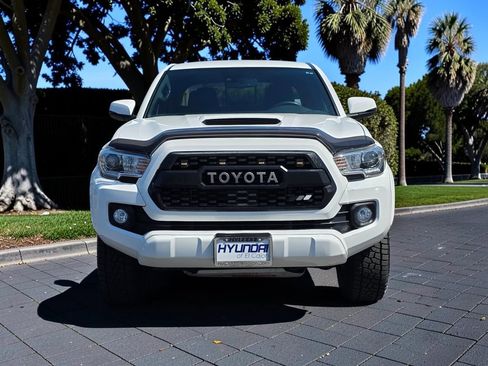 Used 2020 Toyota Tacoma TRD Sport w/ Technology Package AWD/4WD image 3