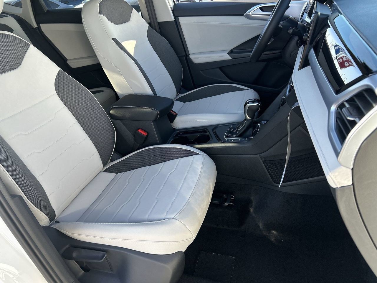 New 2026 Volkswagen Taos SE FWD image 7