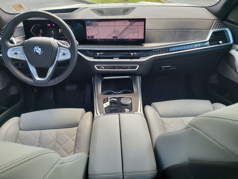 Used 2023 BMW X7 xDrive40i w/ Premium Package AWD/4WD image 16
