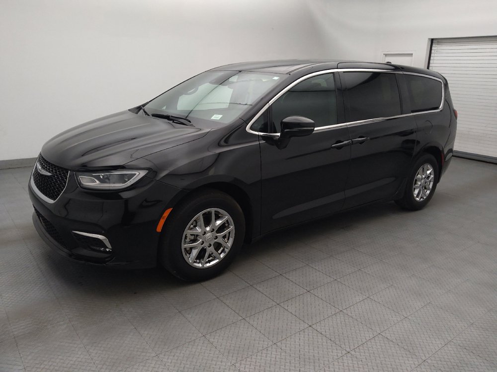 Used 2025 Chrysler Pacifica Select FWD image 2