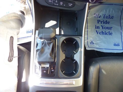 Used 2025 Kia Carnival EX FWD image 41