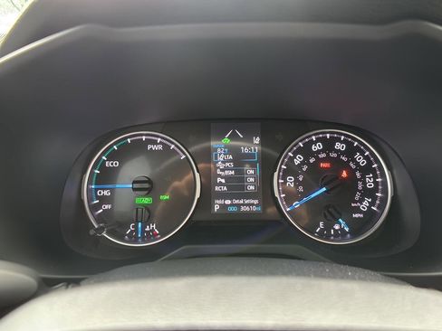 Used 2022 Toyota RAV4 XLE Premium AWD/4WD image 3