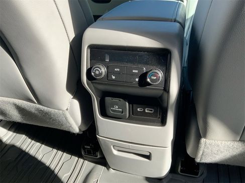 Used 2023 GMC Acadia SLT w/ Technology Package image 30