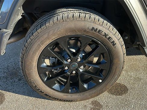 Used 2025 Jeep Wrangler Unlimited Sahara image 9