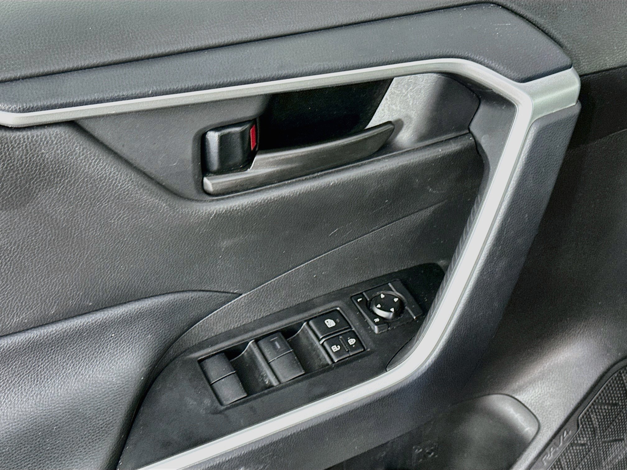 Used 2025 Toyota RAV4 LE AWD/4WD image 15