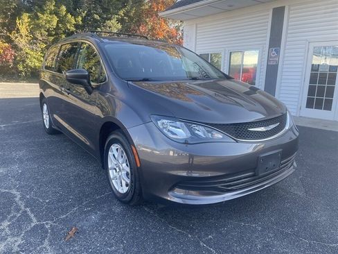 Used 2017 Chrysler Pacifica Touring image 2