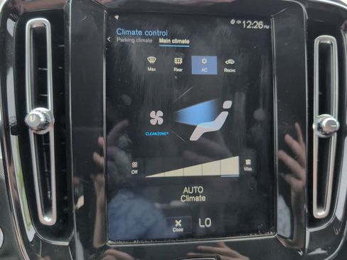 Used 2020 Volvo XC40 T4 Momentum image 27