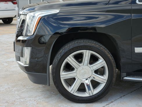 Used 2020 Cadillac Escalade Luxury RWD image 9