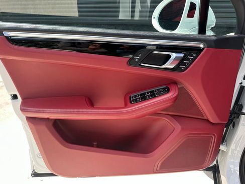 Certified 2024 Porsche Macan AWD/4WD image 14