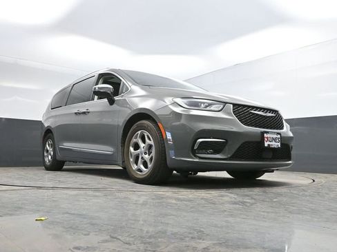 Used 2023 Chrysler Pacifica Limited image 36