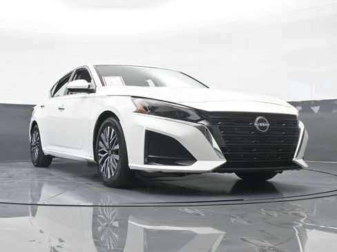 Used 2023 Nissan Altima 2.5 SV FWD image 65